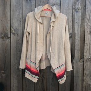 Billabong sweatshirt with a hood and pockets.